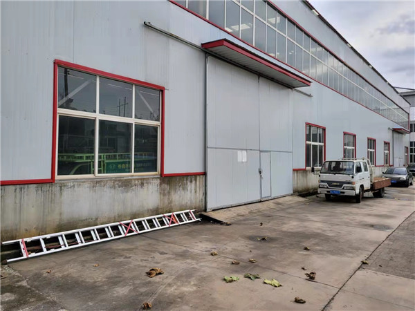 廠(chang)房一(yi)角